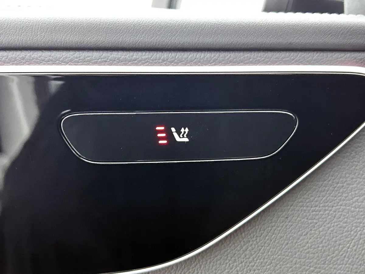 300 e AMG Line 313PK | Automaat | Elektrisch Panoramadak | Achteruitrij Camera | Night Pakket | Elektrische stoelen | Apple Carplay | Android Auto | Elektrische Trekhaak ||