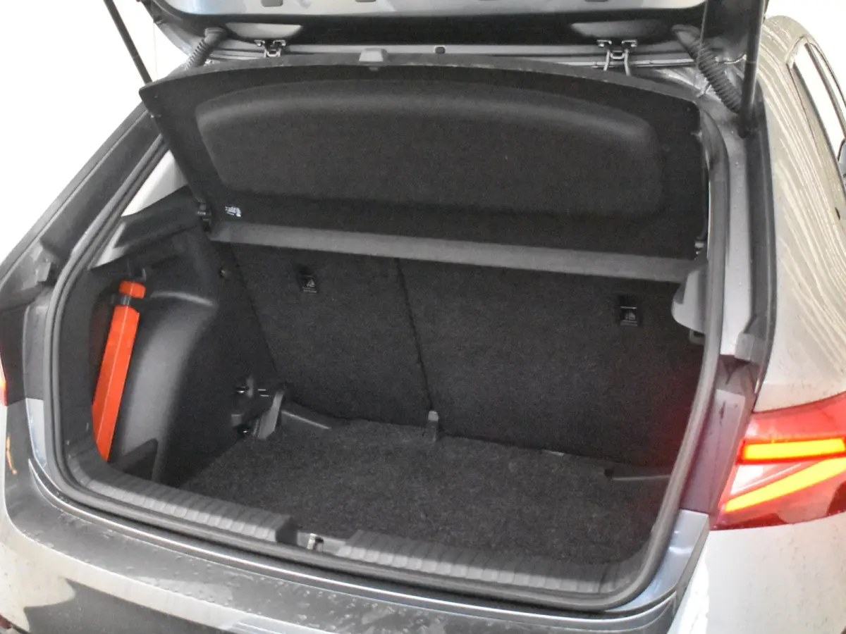 1.0 TSI Selection l Parkeersensoren l Apple Car Play / Android l Metallic lak l Multifunct. Stuur l Full LED l Digital Dash l