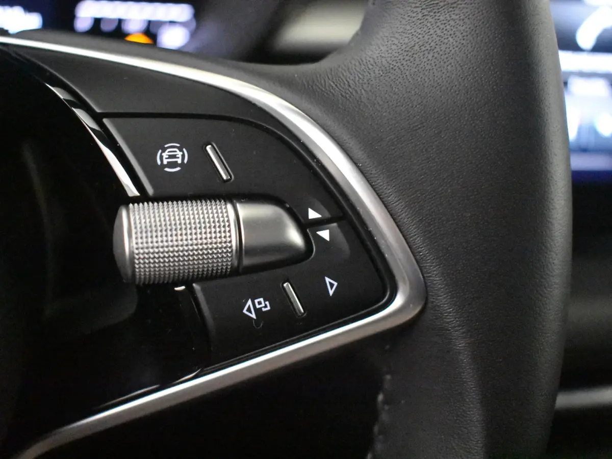 1.0 TSI Selection l Parkeersensoren l Apple Car Play / Android l Metallic lak l Multifunct. Stuur l Full LED l Digital Dash l