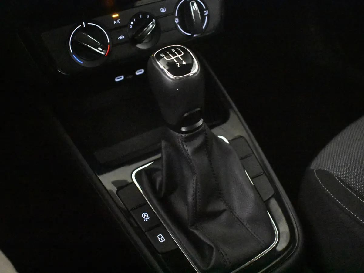 1.0 TSI Selection l Parkeersensoren l Apple Car Play / Android l Metallic lak l Multifunct. Stuur l Full LED l Digital Dash l