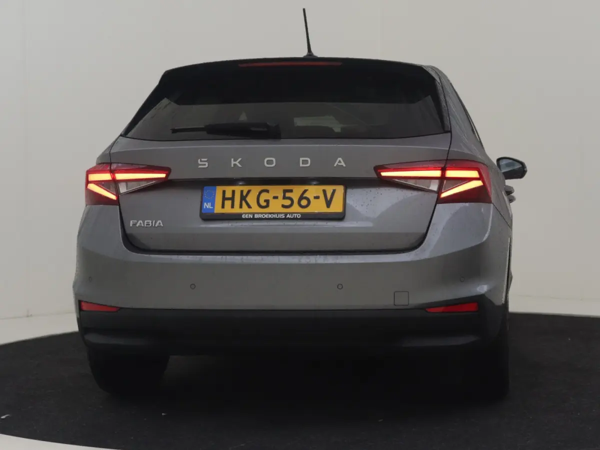 1.0 TSI Selection l Parkeersensoren l Apple Car Play / Android l Metallic lak l Multifunct. Stuur l Full LED l Digital Dash l