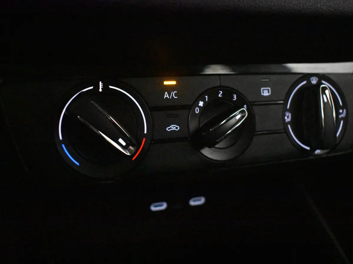 1.0 TSI Selection l Parkeersensoren l Apple Car Play / Android l Metallic lak l Multifunct. Stuur l Full LED l Digital Dash l