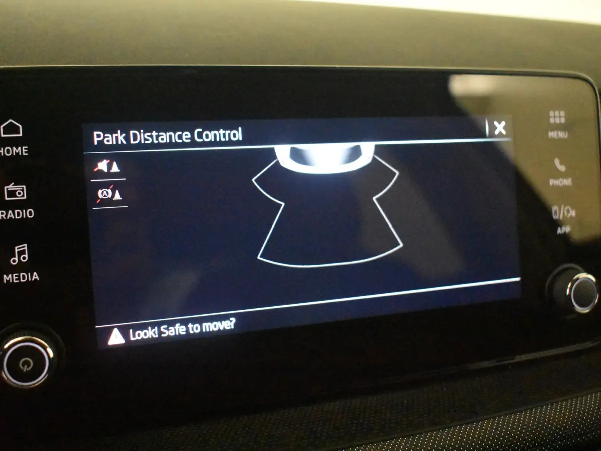 1.0 TSI Selection l Parkeersensoren l Apple Car Play / Android l Metallic lak l Multifunct. Stuur l Full LED l Digital Dash l