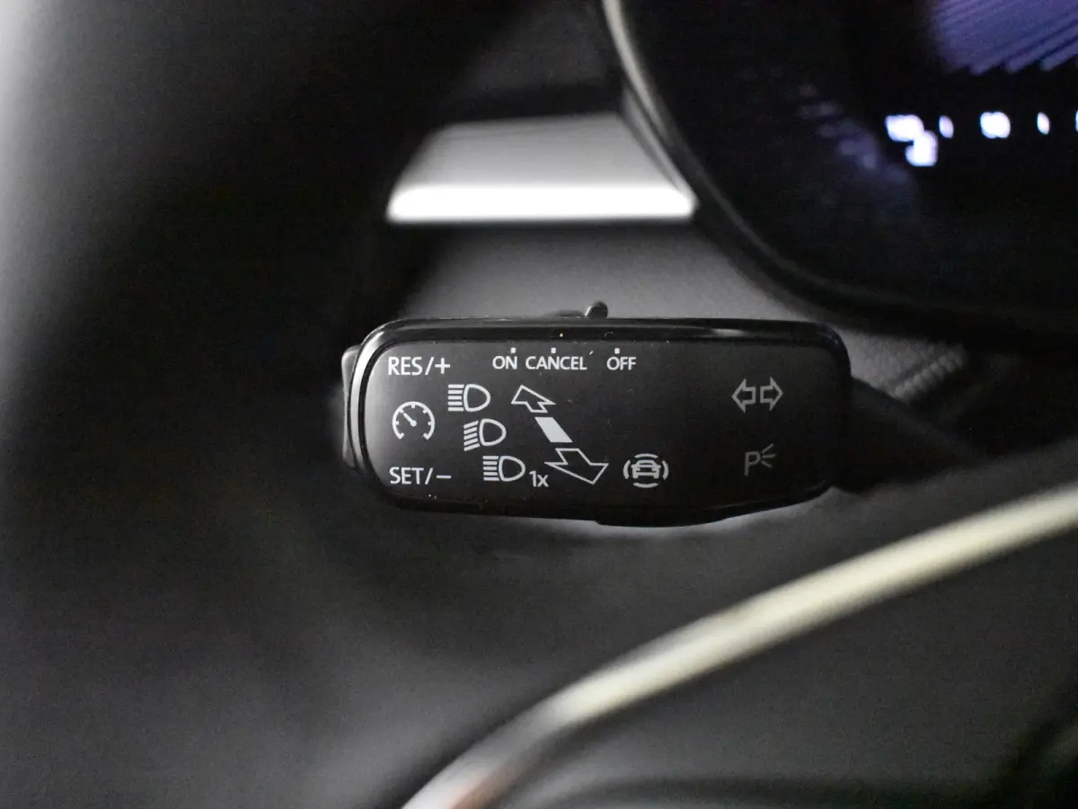 1.0 TSI Selection l Parkeersensoren l Apple Car Play / Android l Metallic lak l Multifunct. Stuur l Full LED l Digital Dash l