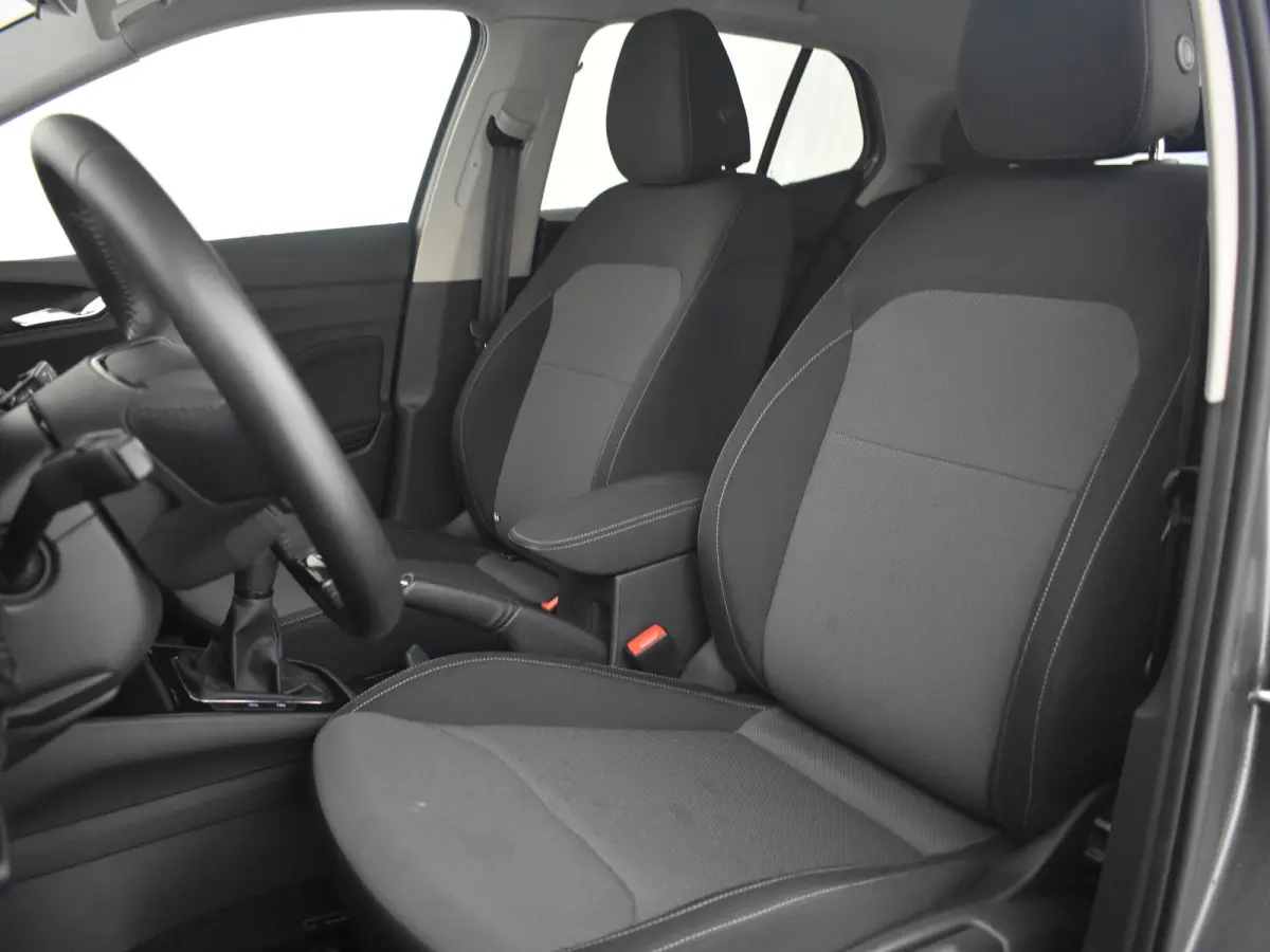 1.0 TSI Selection l Parkeersensoren l Apple Car Play / Android l Metallic lak l Multifunct. Stuur l Full LED l Digital Dash l