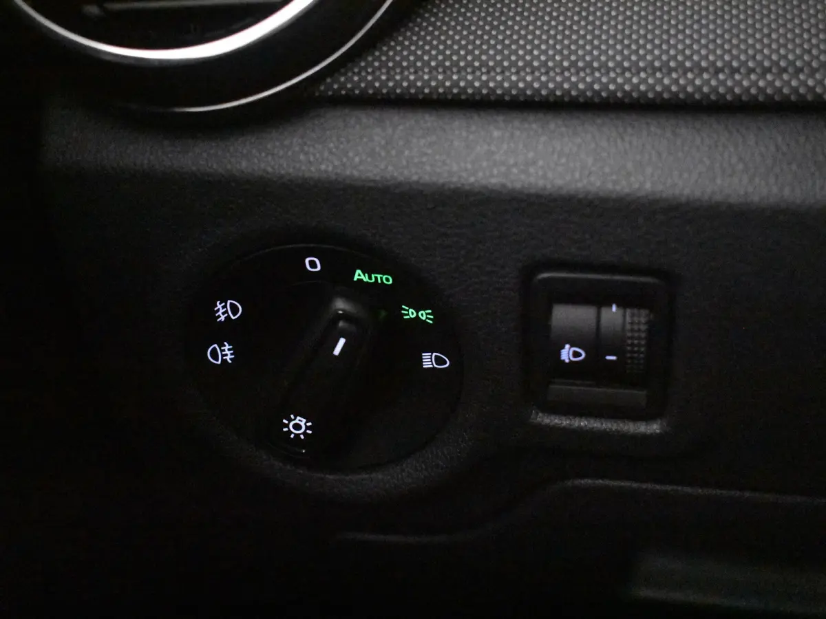 1.0 TSI Selection l Parkeersensoren l Apple Car Play / Android l Metallic lak l Multifunct. Stuur l Full LED l Digital Dash l