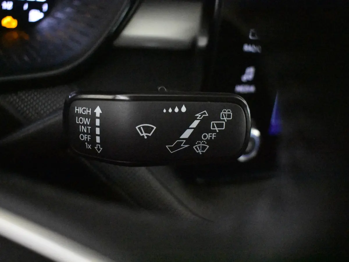 1.0 TSI Selection l Parkeersensoren l Apple Car Play / Android l Metallic lak l Multifunct. Stuur l Full LED l Digital Dash l