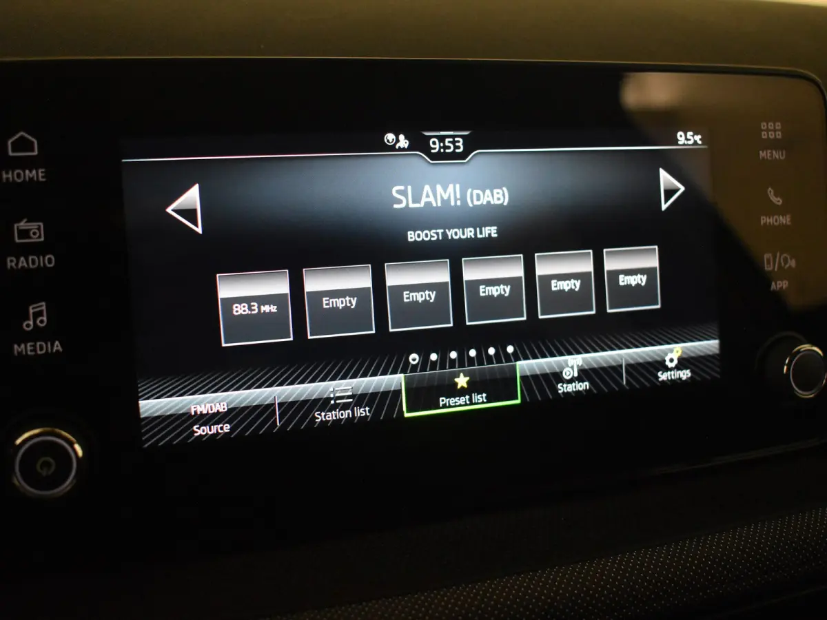 1.0 TSI Selection l Parkeersensoren l Apple Car Play / Android l Metallic lak l Multifunct. Stuur l Full LED l Digital Dash l