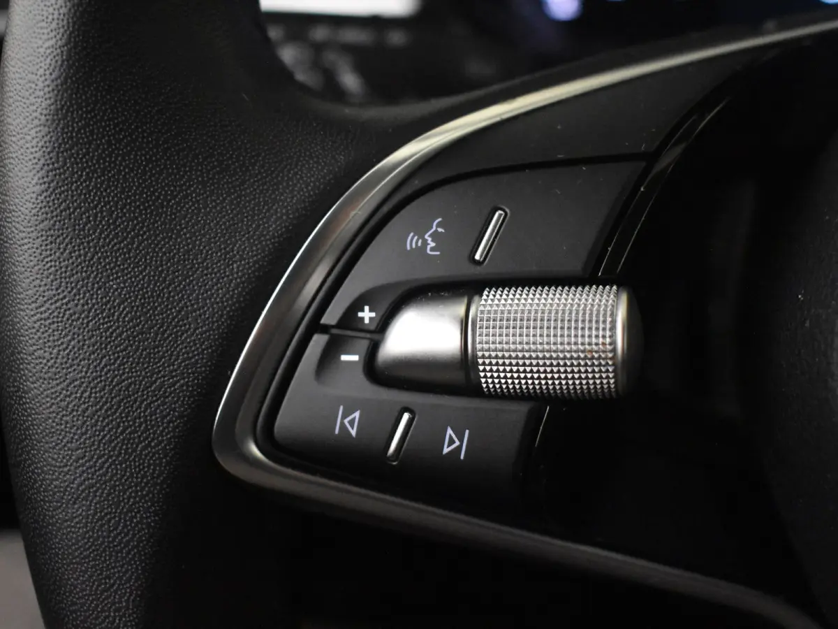 1.0 TSI Selection l Parkeersensoren l Apple Car Play / Android l Metallic lak l Multifunct. Stuur l Full LED l Digital Dash l