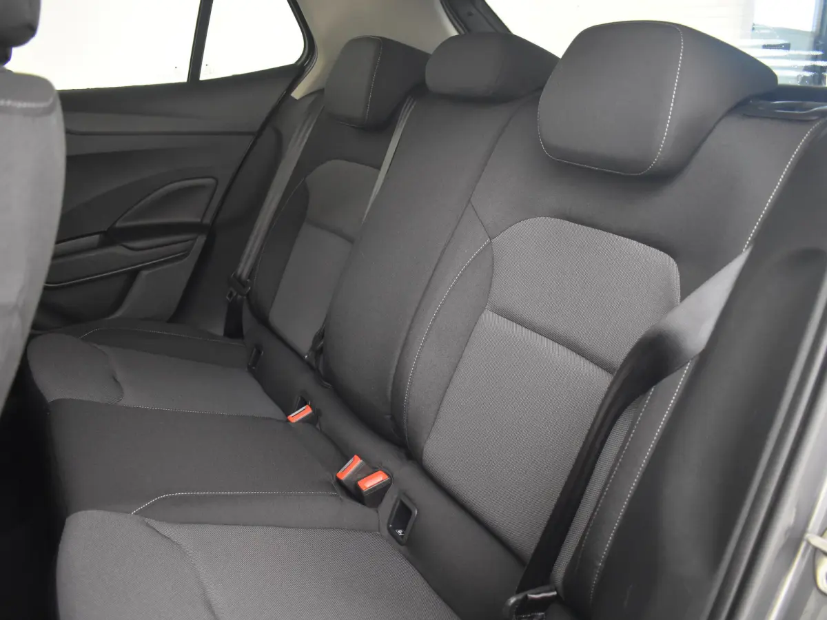 1.0 TSI Selection l Parkeersensoren l Apple Car Play / Android l Metallic lak l Multifunct. Stuur l Full LED l Digital Dash l
