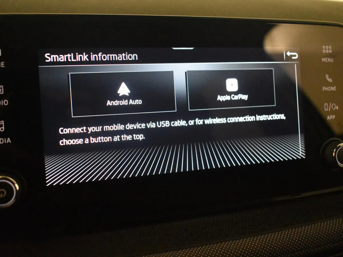 1.0 TSI Selection l Parkeersensoren l Apple Car Play / Android l Metallic lak l Multifunct. Stuur l Full LED l Digital Dash l