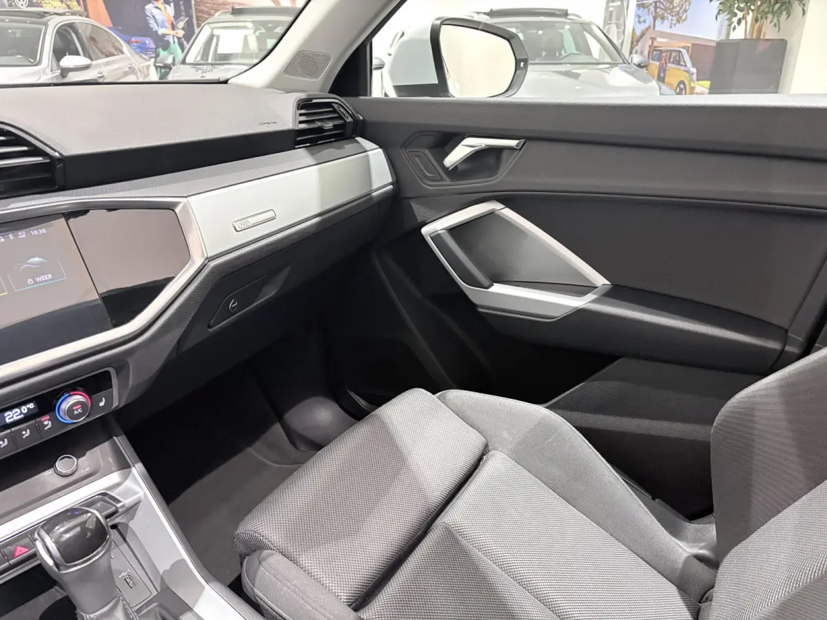 35 TFSI Pro Line business Airco | Achteruitrij camera | Parkeerhulp voor en achter | Cruis control | Panoramisch schuifdak | Navigatie | Bluetooth | Cruise Control | Electronic Climate Contr