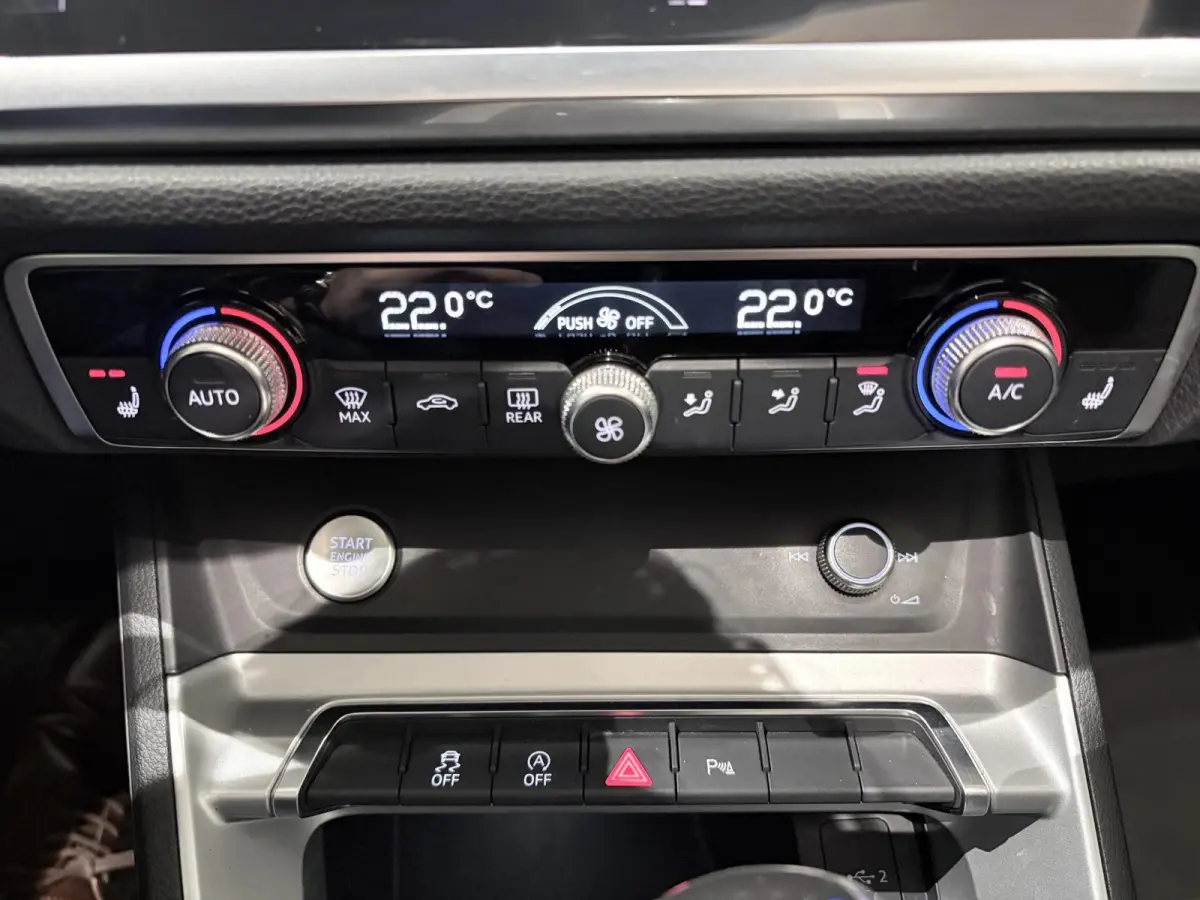 35 TFSI Pro Line business Airco | Achteruitrij camera | Parkeerhulp voor en achter | Cruis control | Panoramisch schuifdak | Navigatie | Bluetooth | Cruise Control | Electronic Climate Contr