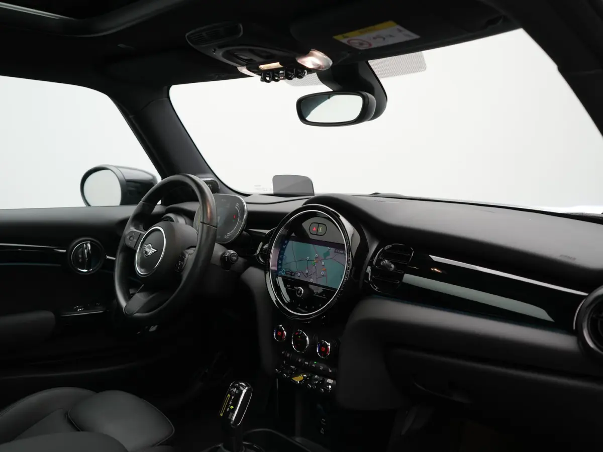 SE 33 kWh 184pk Dealer O.H. | SOH 95,9% | Panodak | Head Up | Warmtepomp | Camera | Harman / Kardon | Lederen Sportstoelen Verwarmd | Sfeerverlichting | Keyless | Apple Carplay | Navigatie |