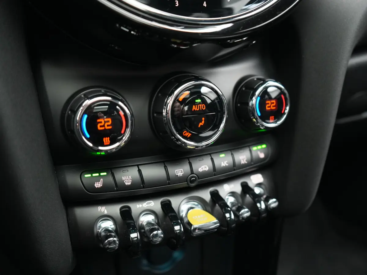 SE 33 kWh 184pk Dealer O.H. | SOH 95,9% | Panodak | Head Up | Warmtepomp | Camera | Harman / Kardon | Lederen Sportstoelen Verwarmd | Sfeerverlichting | Keyless | Apple Carplay | Navigatie |