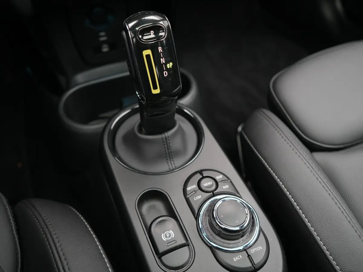 SE 33 kWh 184pk Dealer O.H. | SOH 95,9% | Panodak | Head Up | Warmtepomp | Camera | Harman / Kardon | Lederen Sportstoelen Verwarmd | Sfeerverlichting | Keyless | Apple Carplay | Navigatie |