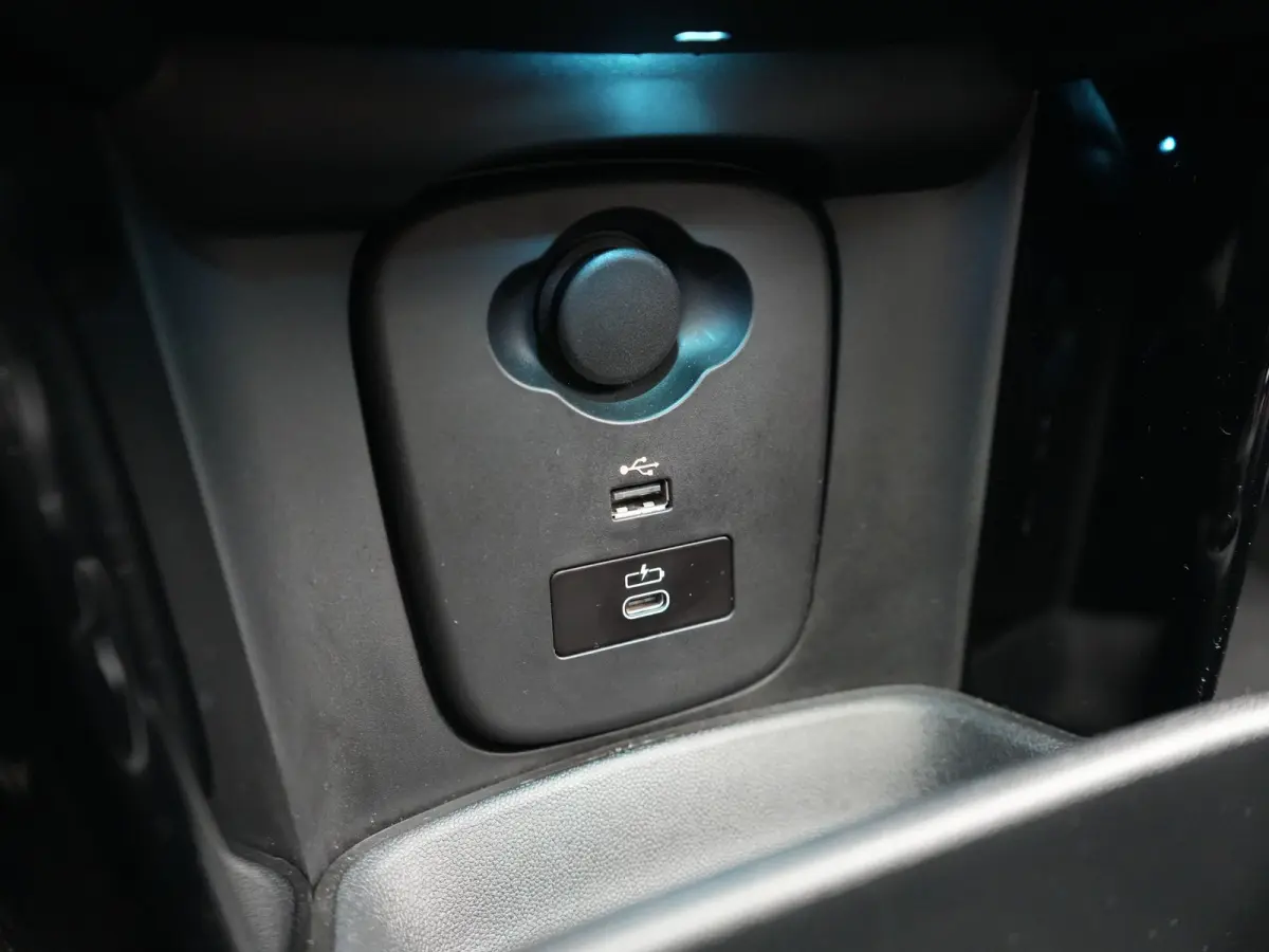 SE 33 kWh 184pk Dealer O.H. | SOH 95,9% | Panodak | Head Up | Warmtepomp | Camera | Harman / Kardon | Lederen Sportstoelen Verwarmd | Sfeerverlichting | Keyless | Apple Carplay | Navigatie |