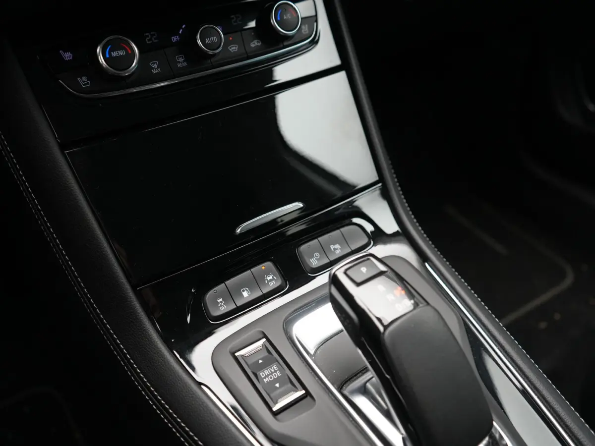 1.6 Turbo Ultimate PHEV 225pk Dealer O.H. | Trekhaak Afn. | Adaptive Cruise | 360 Camera | Lederen Sportstoelen Memory & Ventilatie | Keyless | BLIS | Stoelverwarming | Apple Carplay | Navig