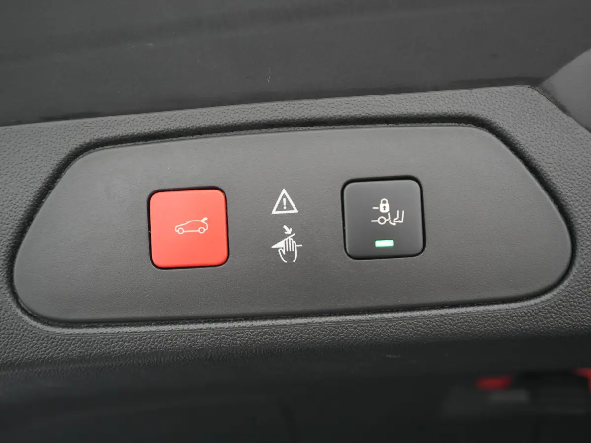 1.6 Turbo Ultimate PHEV 225pk Dealer O.H. | Trekhaak Afn. | Adaptive Cruise | 360 Camera | Lederen Sportstoelen Memory & Ventilatie | Keyless | BLIS | Stoelverwarming | Apple Carplay | Navig