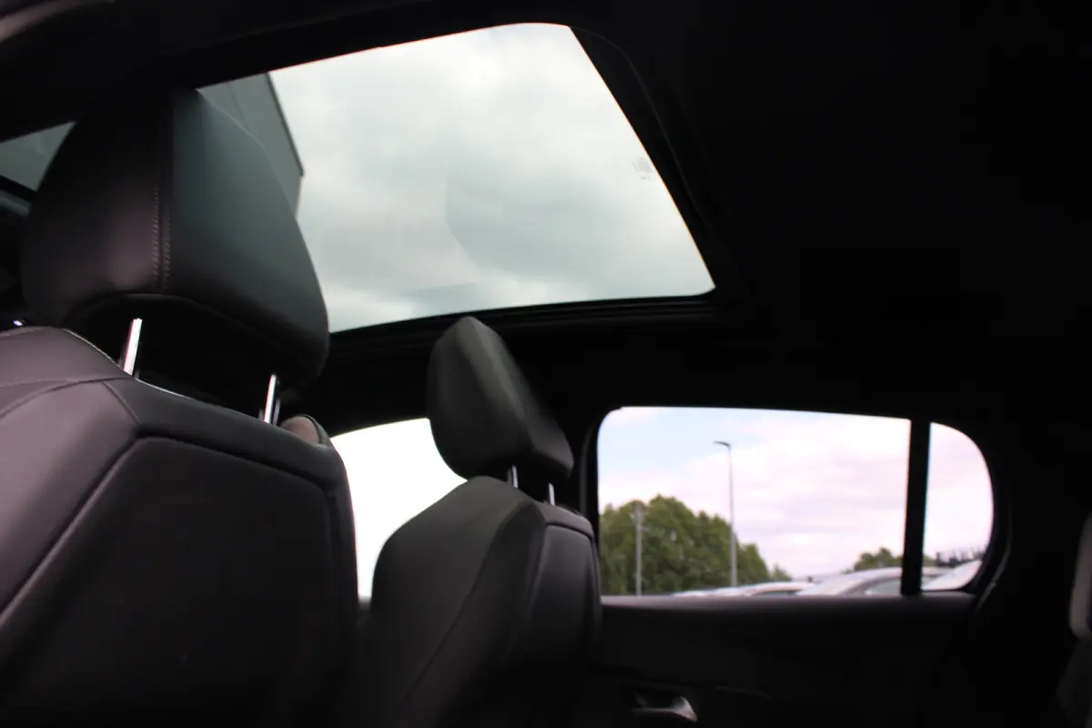 1.2 PureTech GT Pack | Navigatie | Camera | Panoramadak | Stoelverwarming | Black Pack | Alcantara | NL auto |