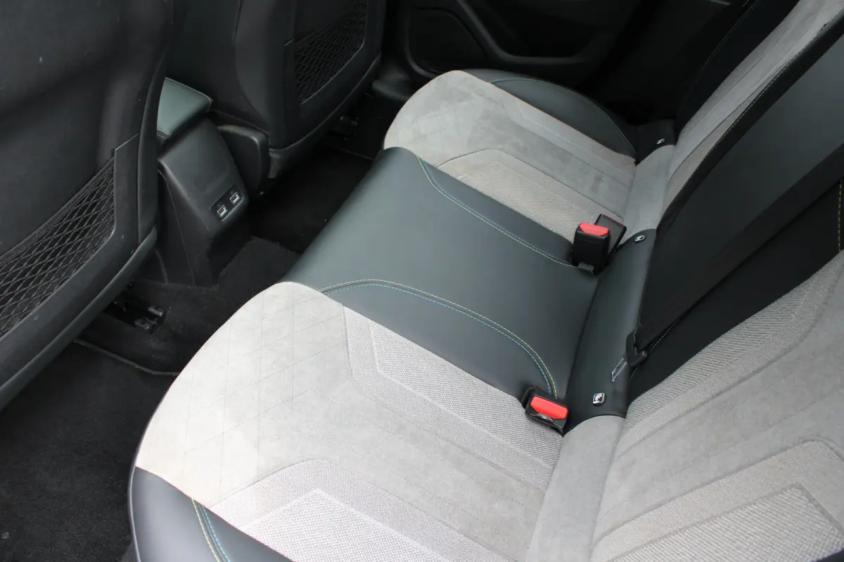 1.2 PureTech GT Pack | Navigatie | Camera | Panoramadak | Stoelverwarming | Black Pack | Alcantara | NL auto |
