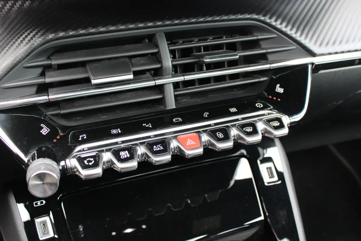 1.2 PureTech GT Pack | Navigatie | Camera | Panoramadak | Stoelverwarming | Black Pack | Alcantara | NL auto |