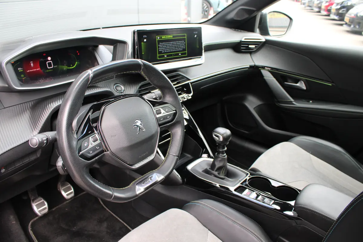 1.2 PureTech GT Pack | Navigatie | Camera | Panoramadak | Stoelverwarming | Black Pack | Alcantara | NL auto |