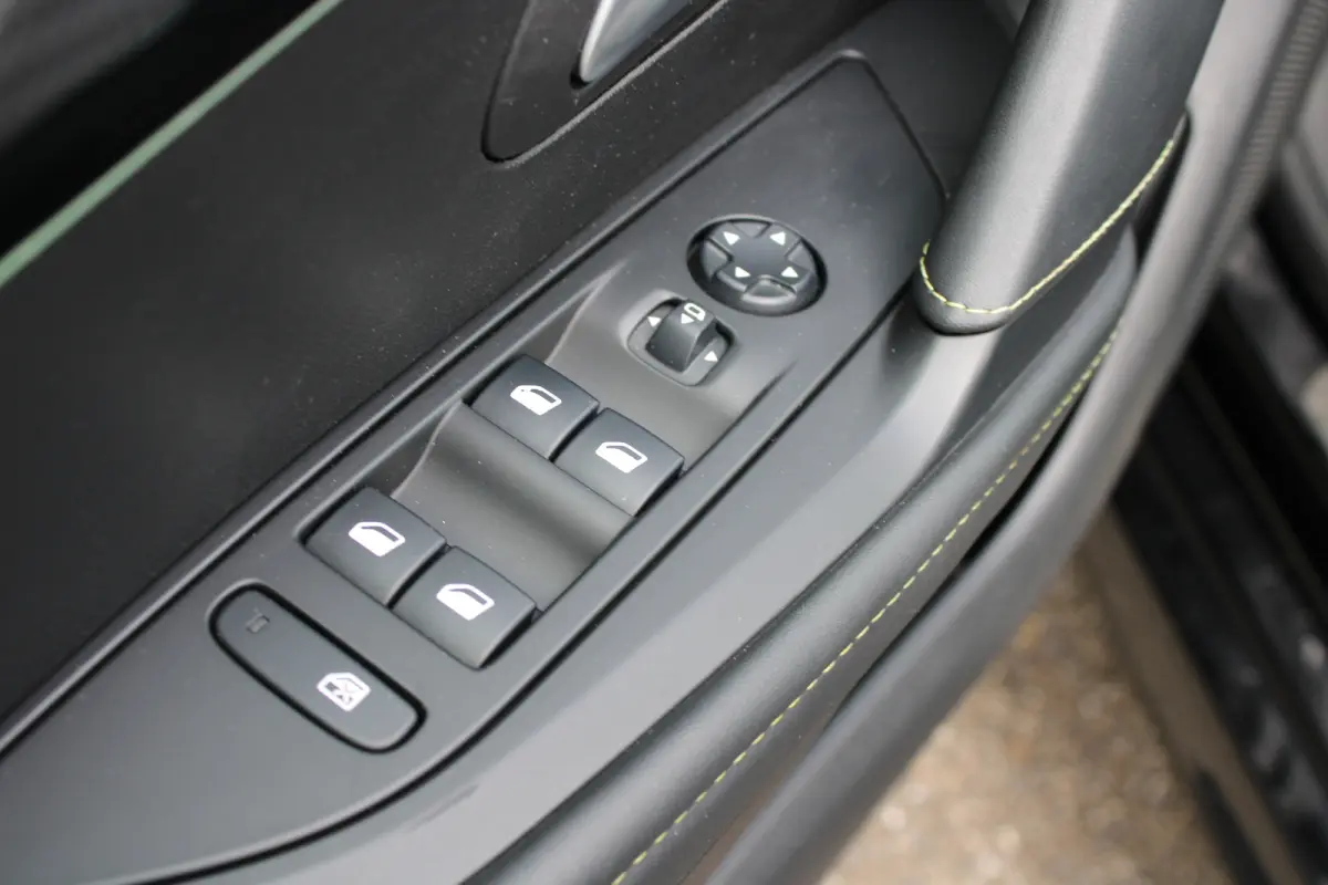 1.2 PureTech GT Pack | Navigatie | Camera | Panoramadak | Stoelverwarming | Black Pack | Alcantara | NL auto |
