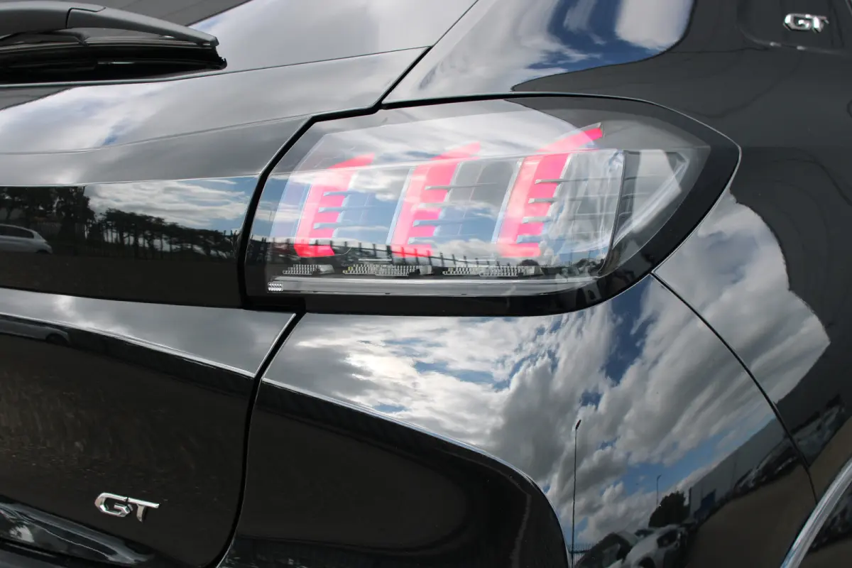 1.2 PureTech GT Pack | Navigatie | Camera | Panoramadak | Stoelverwarming | Black Pack | Alcantara | NL auto |