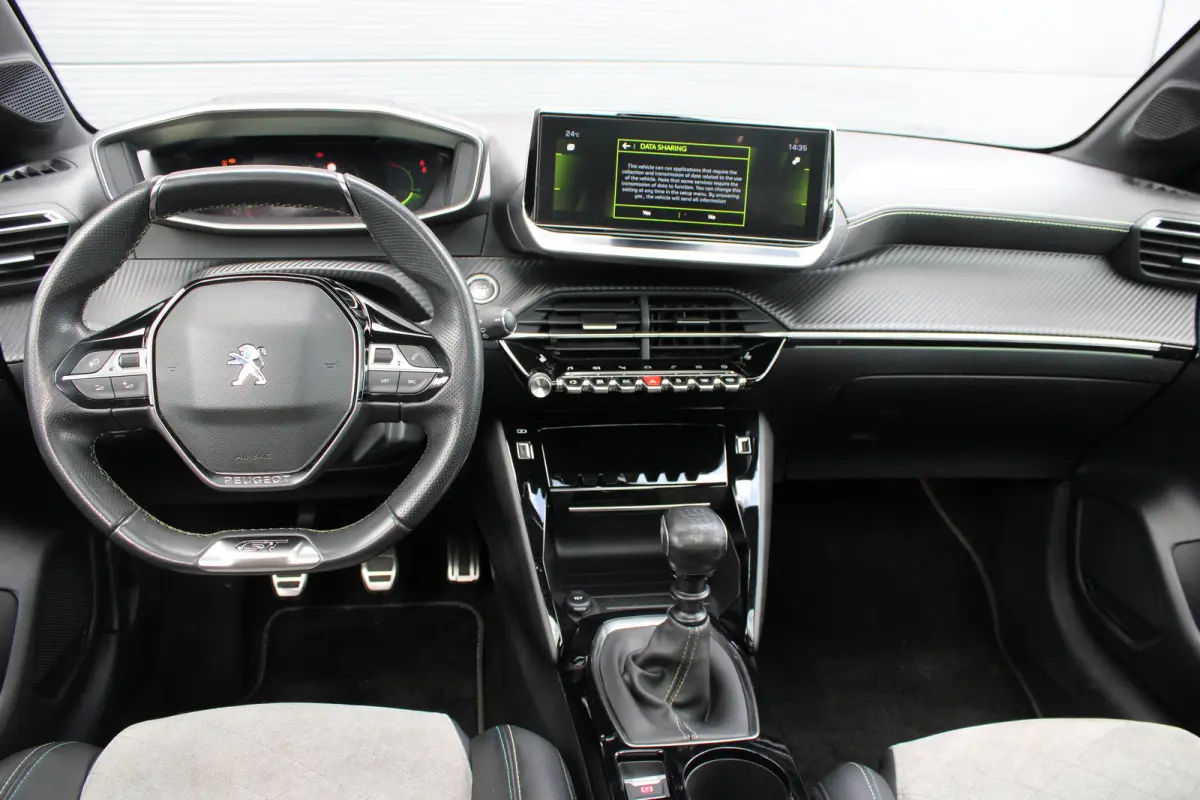 1.2 PureTech GT Pack | Navigatie | Camera | Panoramadak | Stoelverwarming | Black Pack | Alcantara | NL auto |
