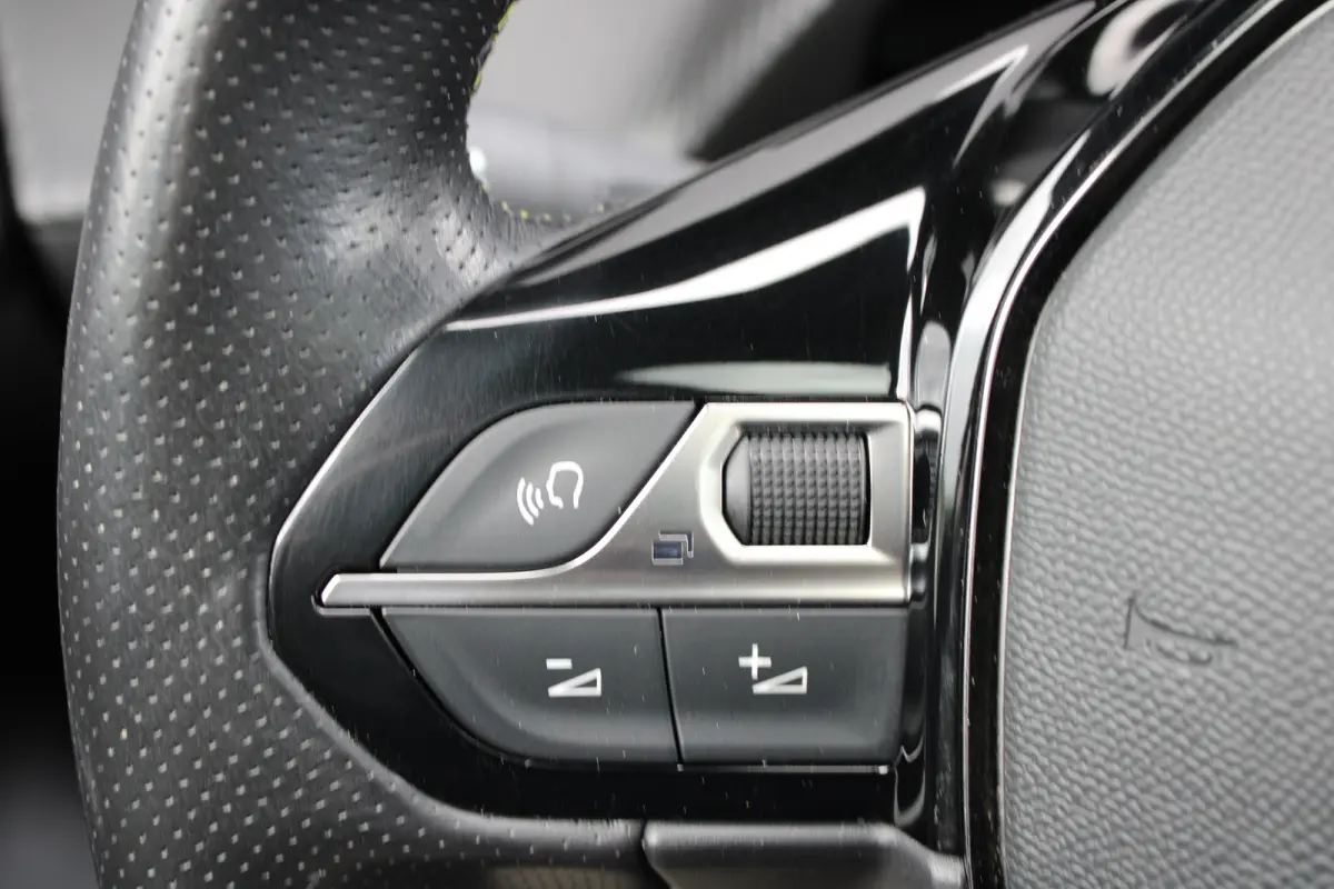 1.2 PureTech GT Pack | Navigatie | Camera | Panoramadak | Stoelverwarming | Black Pack | Alcantara | NL auto |