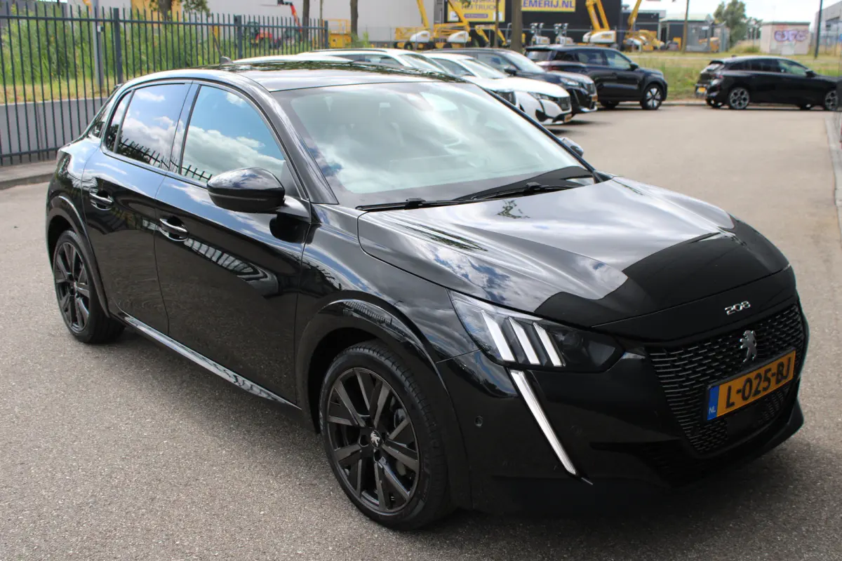 1.2 PureTech GT Pack | Navigatie | Camera | Panoramadak | Stoelverwarming | Black Pack | Alcantara | NL auto |