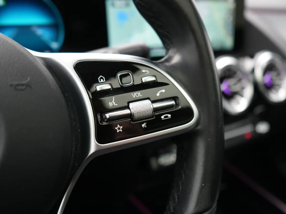 250 Progressive 67 kWh 190pk Dealer O.H. | SOH 95,9% | Panodak | Adaptive Cruise | Camera | Sfeerverlichting | Sportstoelen Verwarmd | BLIS | Widescreen Navi | Apple Carplay | DAB |