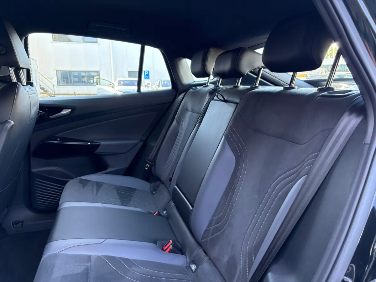ID.5 Pro 77 kWh 175 pk | Wegklapbare Trekhaak | Apple Carplay | Cruise control adaptief |