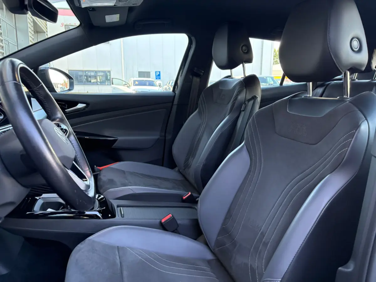 ID.5 Pro 77 kWh 175 pk | Wegklapbare Trekhaak | Apple Carplay | Cruise control adaptief |