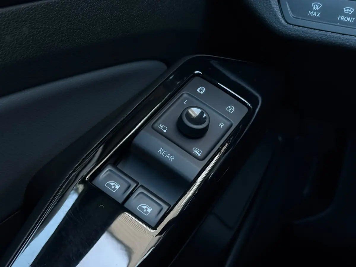 ID.5 Pro 77 kWh 175 pk | Wegklapbare Trekhaak | Apple Carplay | Cruise control adaptief |