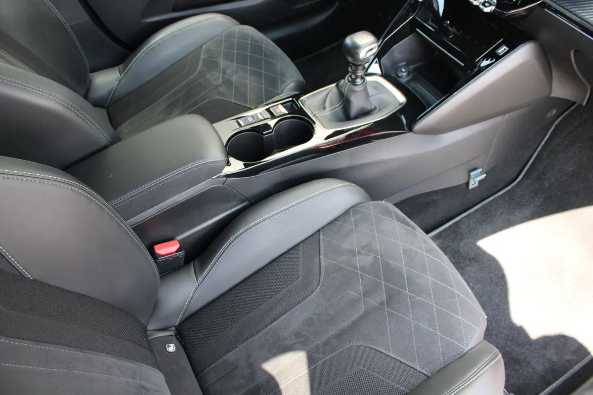 1.2 PureTech GT Pack | Navigatie | Camera | Stoelverwarming | Trekhaak | Alcantara | NL auto | Apple Carplay |