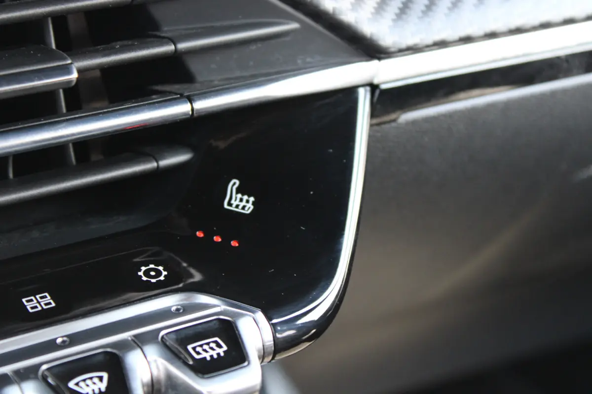 1.2 PureTech GT Pack | Navigatie | Camera | Stoelverwarming | Trekhaak | Alcantara | NL auto | Apple Carplay |