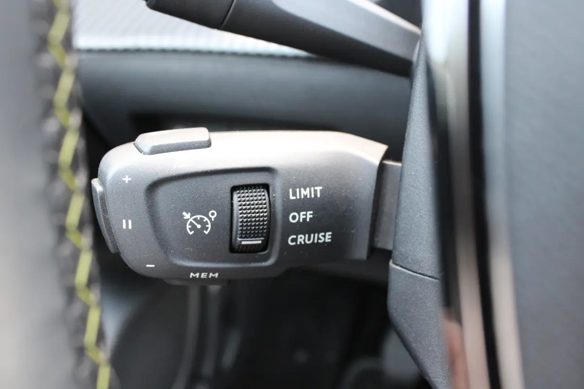 1.2 PureTech GT Pack | Navigatie | Camera | Stoelverwarming | Trekhaak | Alcantara | NL auto | Apple Carplay |