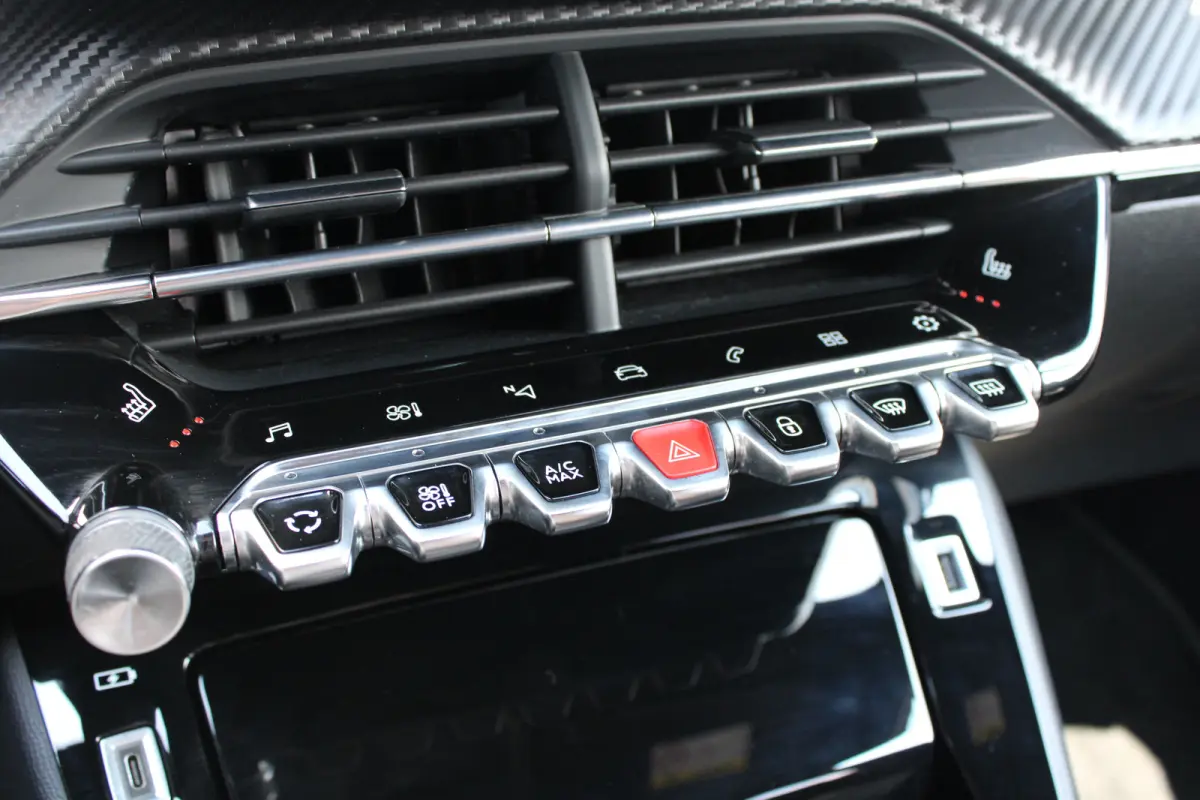 1.2 PureTech GT Pack | Navigatie | Camera | Stoelverwarming | Trekhaak | Alcantara | NL auto | Apple Carplay |