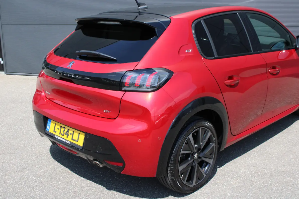 1.2 PureTech GT Pack | Navigatie | Camera | Stoelverwarming | Trekhaak | Alcantara | NL auto | Apple Carplay |