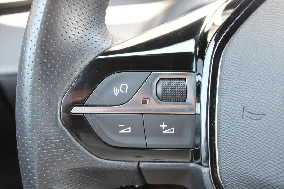 1.2 PureTech GT Pack | Navigatie | Camera | Stoelverwarming | Trekhaak | Alcantara | NL auto | Apple Carplay |