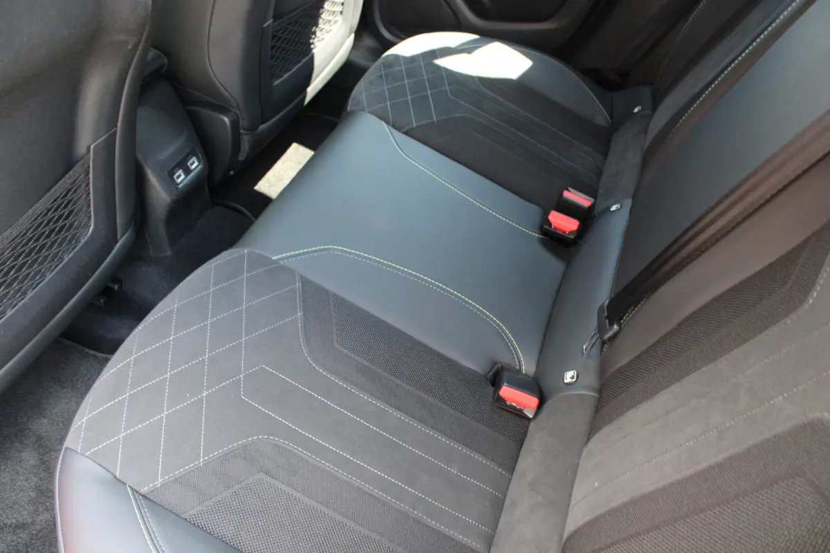1.2 PureTech GT Pack | Navigatie | Camera | Stoelverwarming | Trekhaak | Alcantara | NL auto | Apple Carplay |