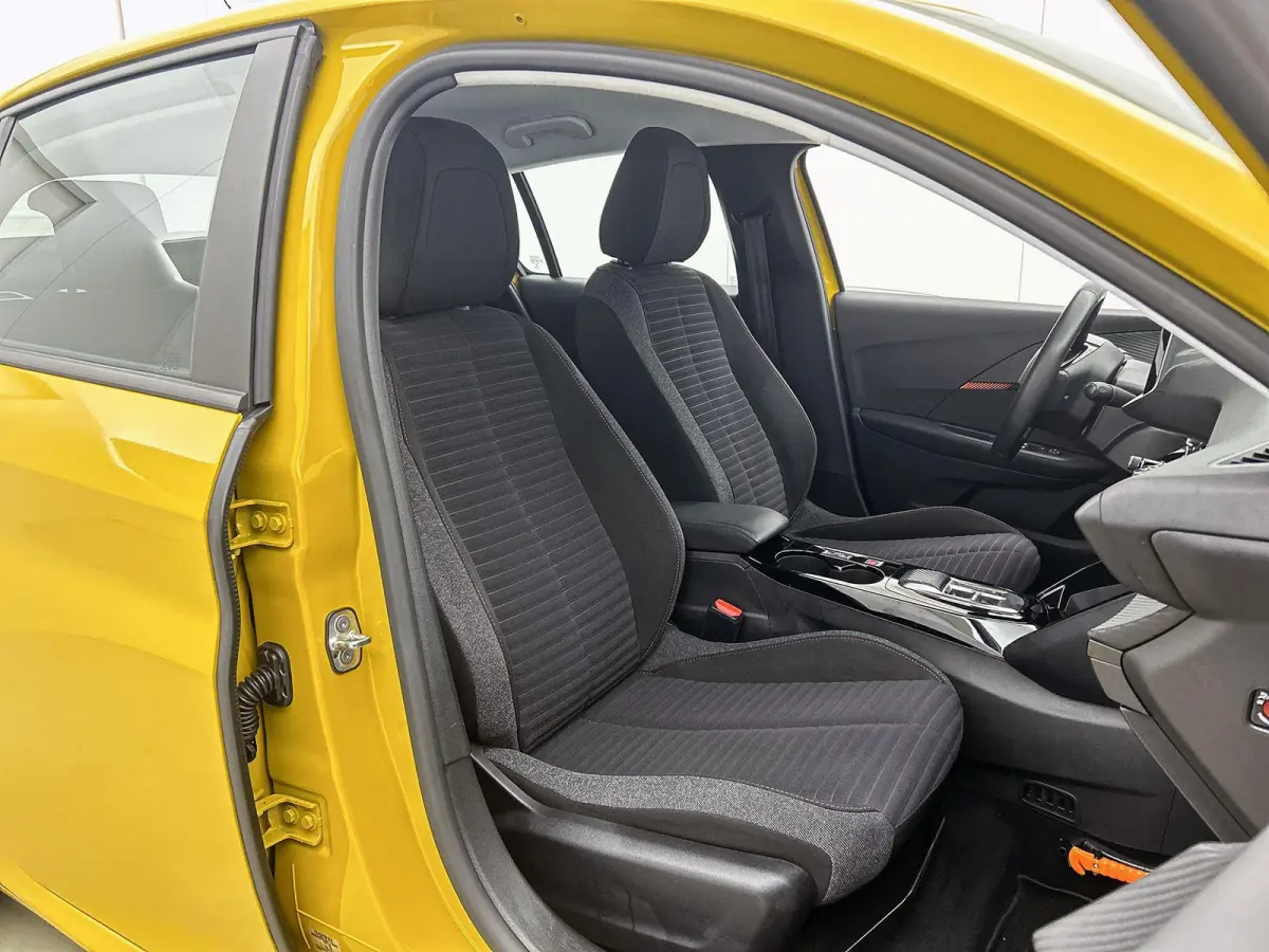 EV Active 50 kWh 136pk | Accu 98% | Navigatie via Apple Carplay / Android Auto | Climate Control | Cruise Control | Parkeersensoren | Armsteun | DAB+ radio | Bluetooth | Keyless start | Rege
