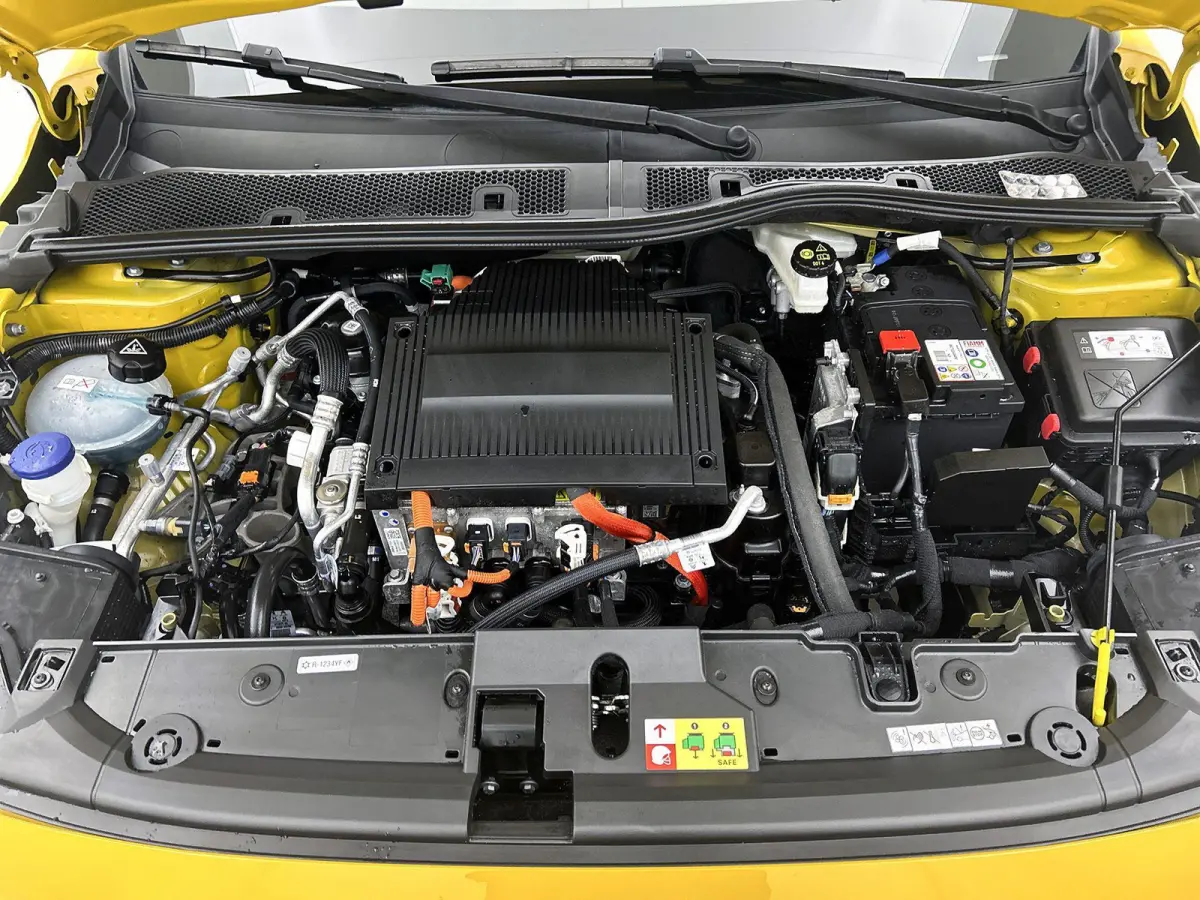 EV Active 50 kWh 136pk | Accu 98% | Navigatie via Apple Carplay / Android Auto | Climate Control | Cruise Control | Parkeersensoren | Armsteun | DAB+ radio | Bluetooth | Keyless start | Rege