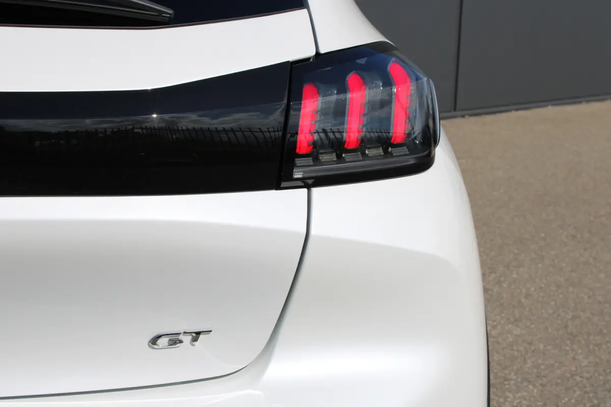 1.2 PureTech GT Pack | Navigatie | Camera | Panoramadak | Stoelverwarming | Full LED | Alcantara | 76.000km |