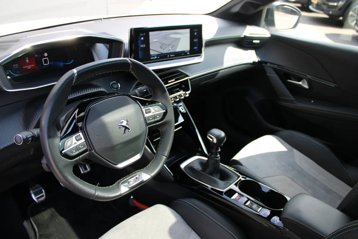 1.2 PureTech GT Pack | Navigatie | Camera | Panoramadak | Stoelverwarming | Full LED | Alcantara | 76.000km |