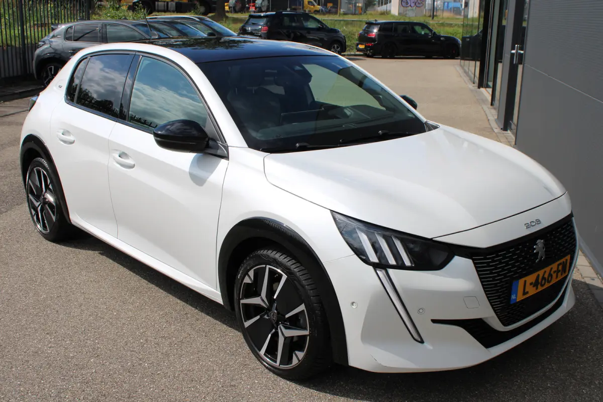 1.2 PureTech GT Pack | Navigatie | Camera | Panoramadak | Stoelverwarming | Full LED | Alcantara | 76.000km |