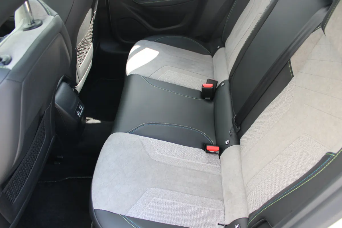 1.2 PureTech GT Pack | Navigatie | Camera | Panoramadak | Stoelverwarming | Full LED | Alcantara | 76.000km |
