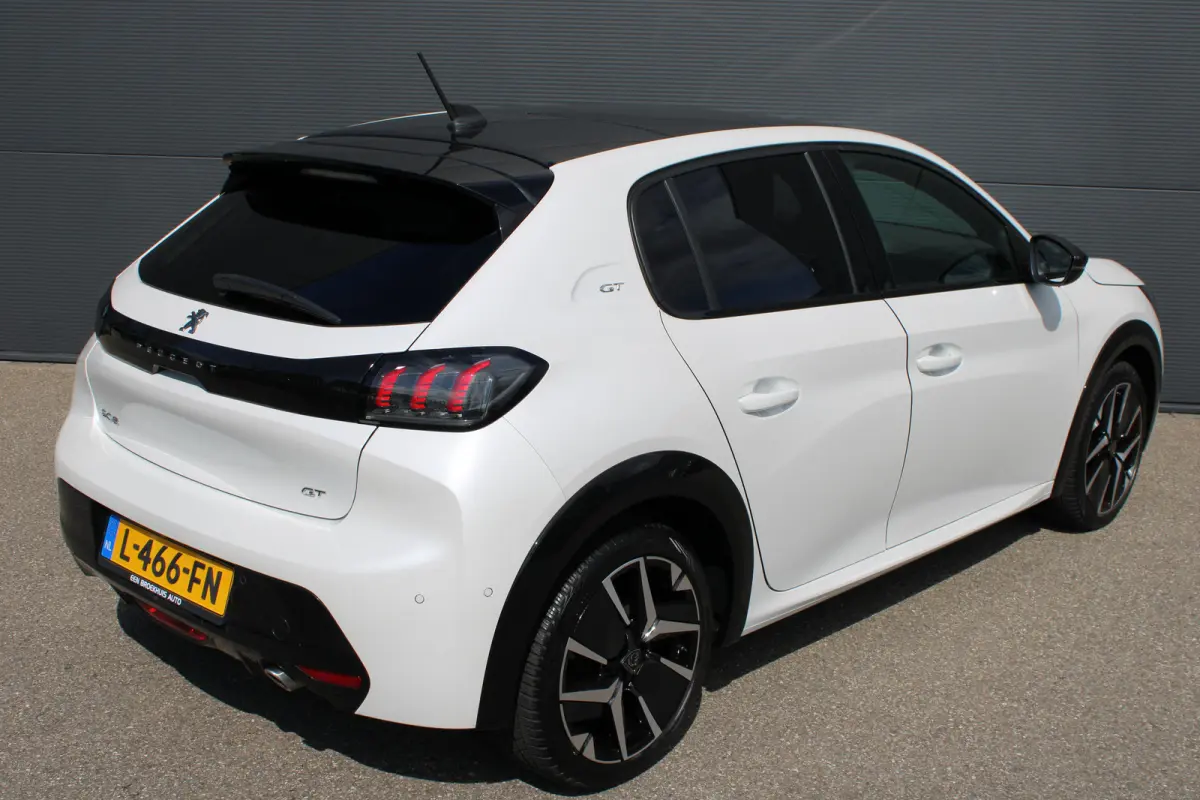 1.2 PureTech GT Pack | Navigatie | Camera | Panoramadak | Stoelverwarming | Full LED | Alcantara | 76.000km |